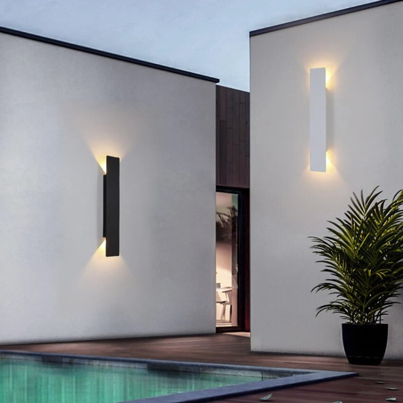 Modern aluminum wall light with LED lighting