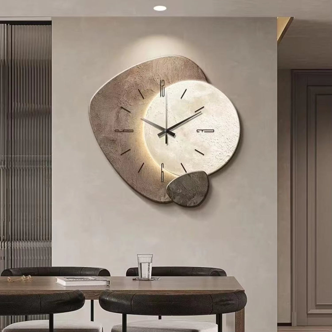 Minimalistische Wanduhr im Monddesign mit organischer Form an heller Wand