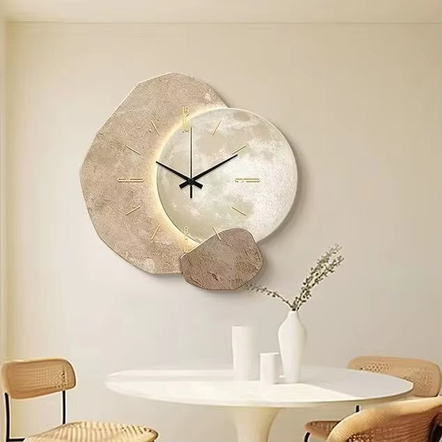 Wanduhr Monddesign in moderner, minimalistischer Optik aus frontaler Ansicht