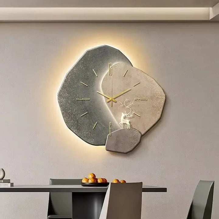 Mond-Wanduhr mit organischer Silhouette und klarer, reduzierter Gestaltung