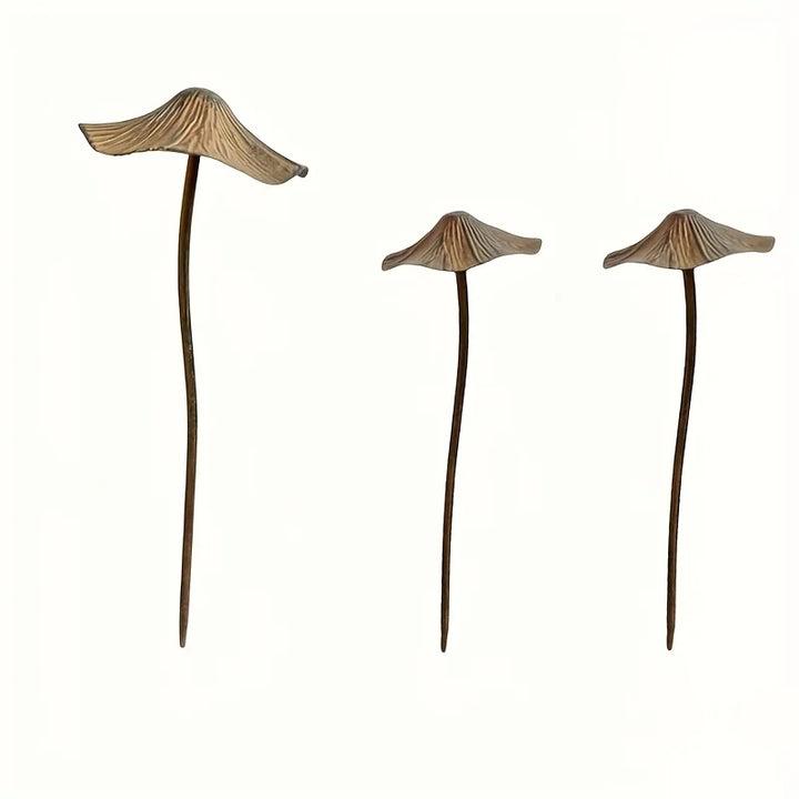 Dekorative Metallpilze in Rostoptik als Gartenfiguren für Terrasse und Außenbereich