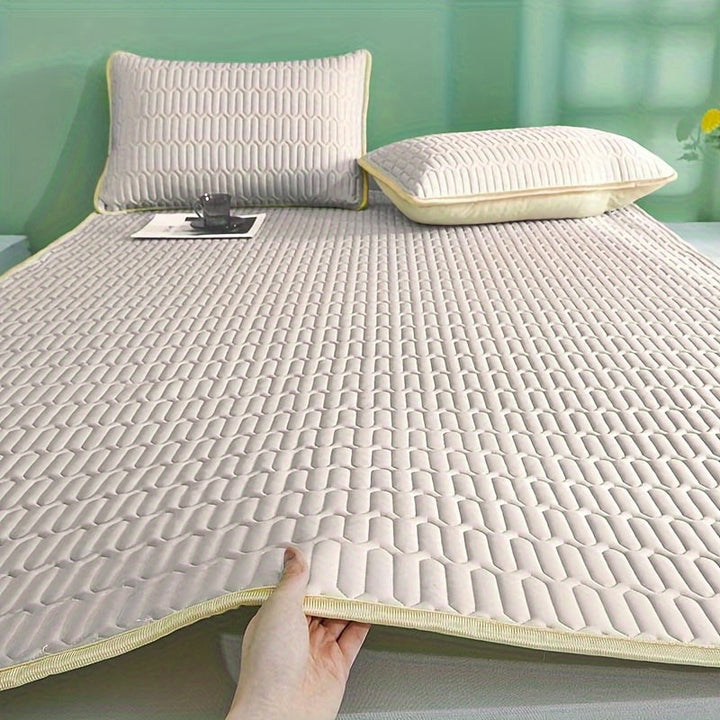 Matratzenauflage aus Latex mit Kühleffekt auf einem Bett in heller Schlafzimmerszene
