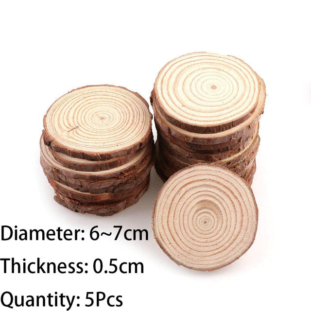 Set aus natürlichen Untersetzern aus Holzscheiben