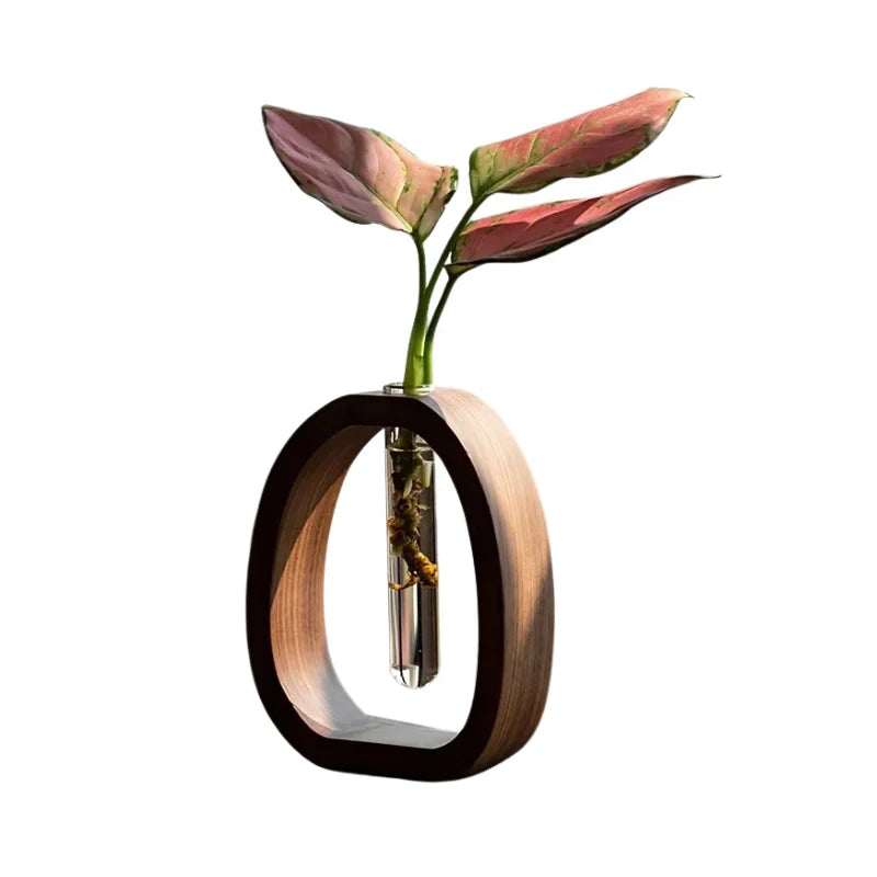 Einzelblumendekoration aus Holz auf einem Tisch in einem modern eingerichteten Raum