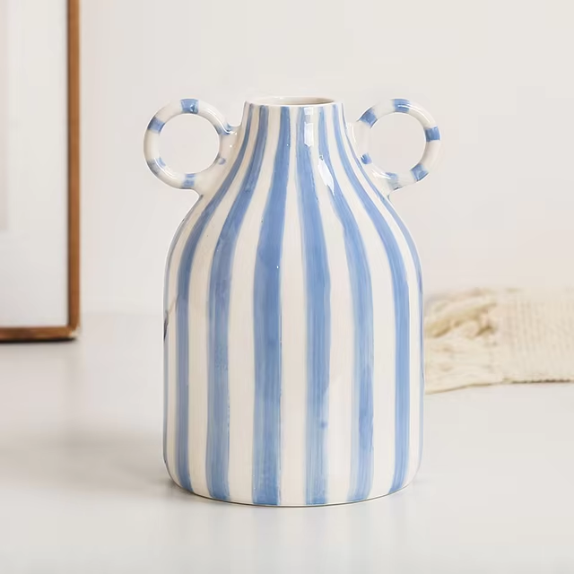 Keramikvase mit gestreiftem Design