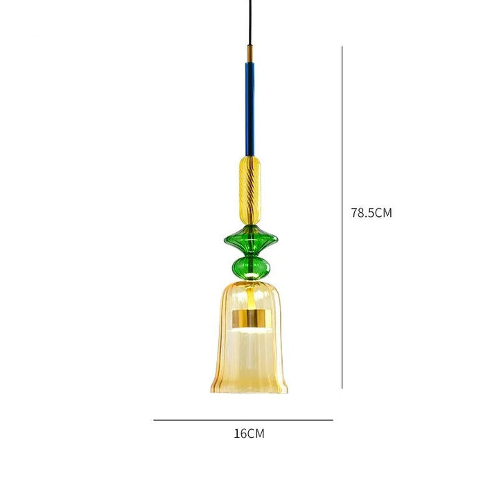 Einzelne dekorative Pendelleuchte aus Pressglas vor neutralem Hintergrund