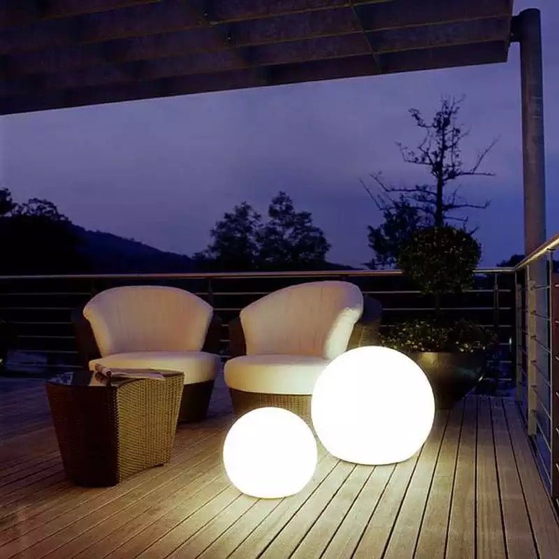 Color-changing LED sphere lamp for garden and home 