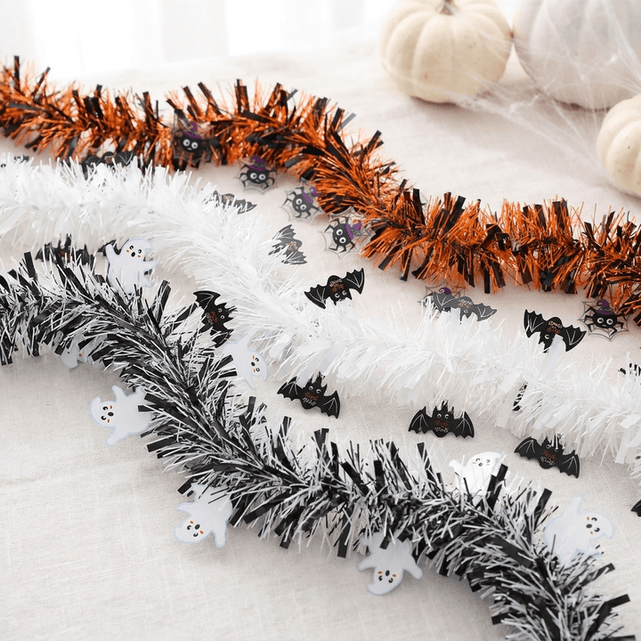 Halloween-Girlande mit glitzerndem Lametta als festliche Dekoration