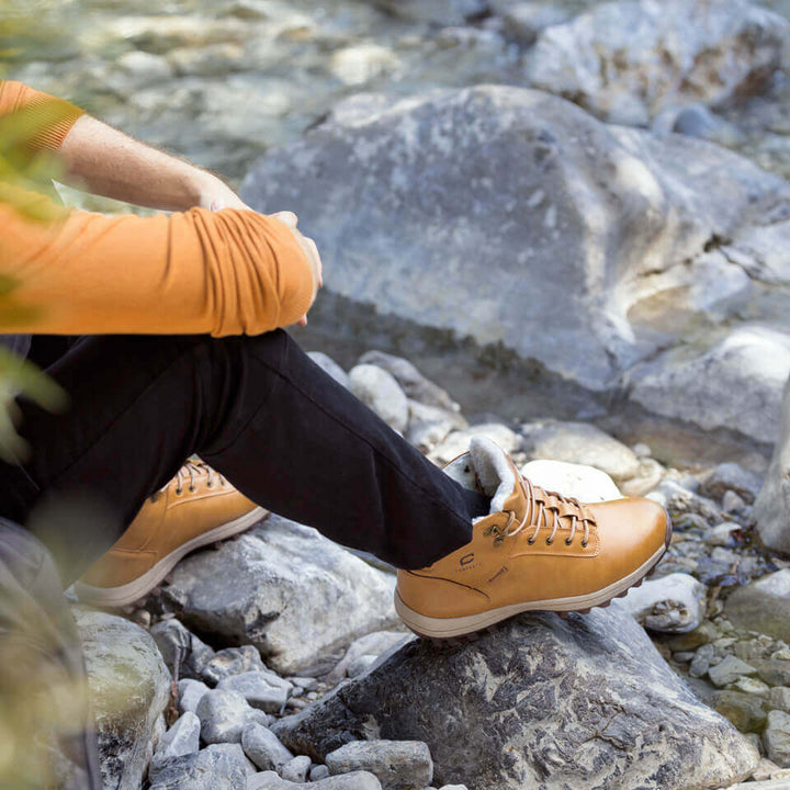 Men's hiking boots with weatherproof design 