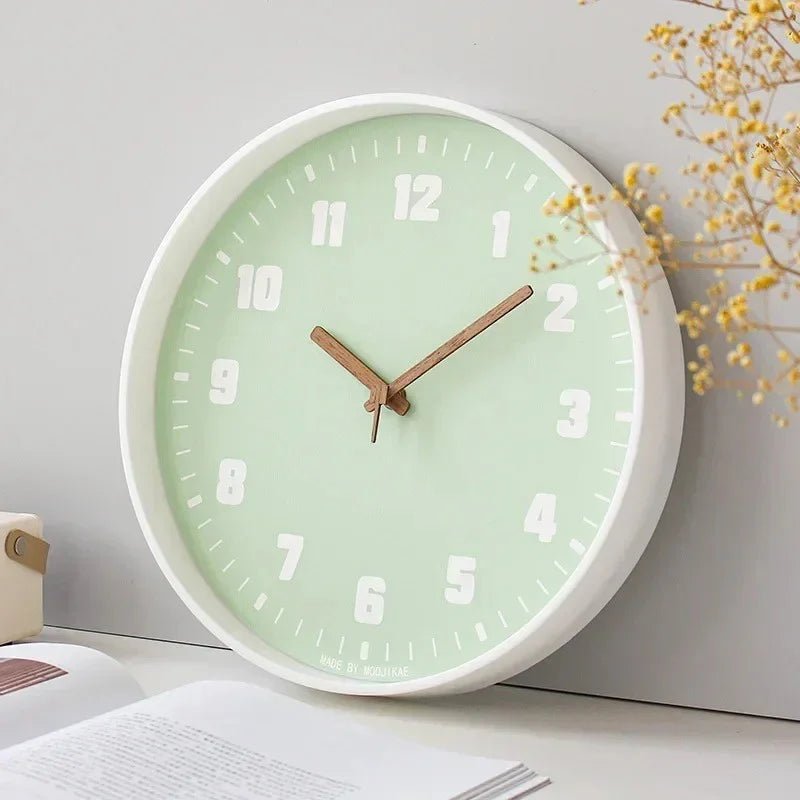 Bambus Wanduhr mit leisem Quarzwerk an einer Wand