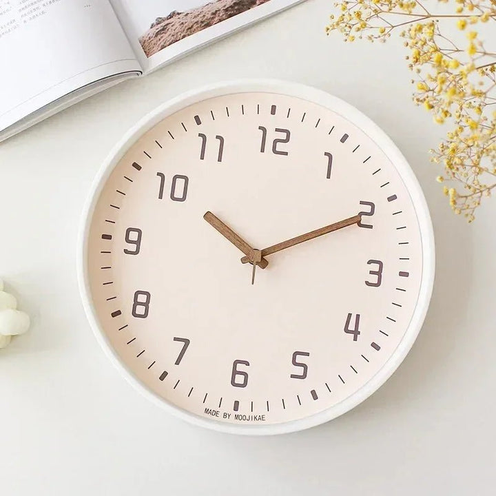 Detailansicht des leisen Quarzwerks der Bambus Wanduhr