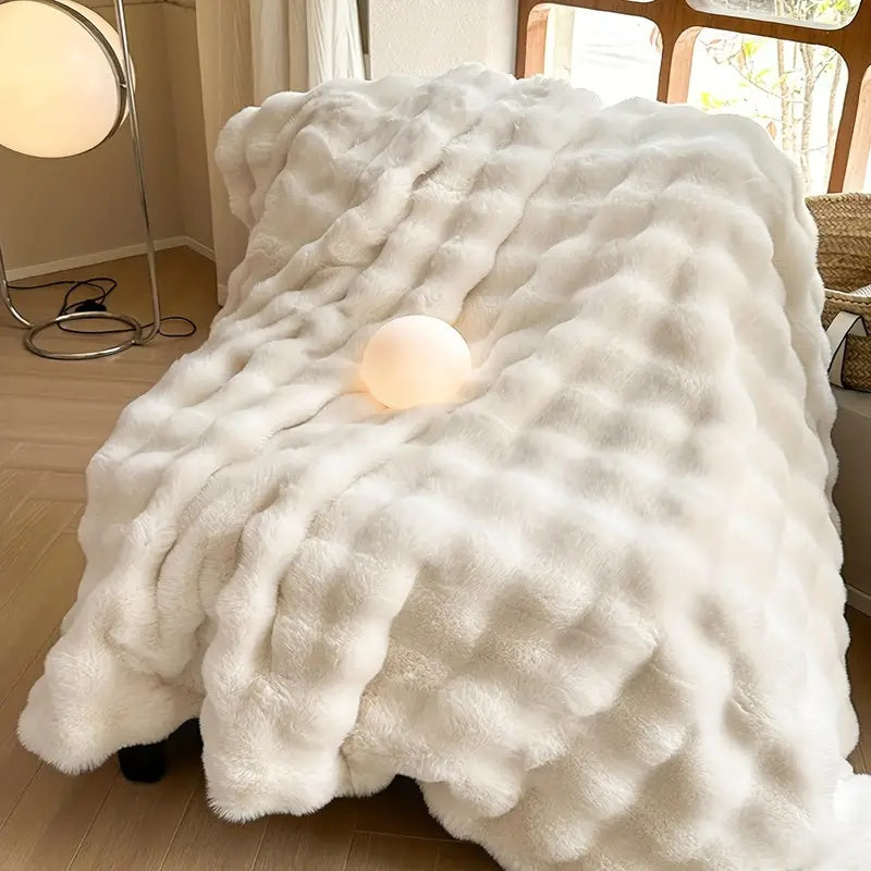 Fluffy faux fur blanket – Soft plaid throw for all seasons 