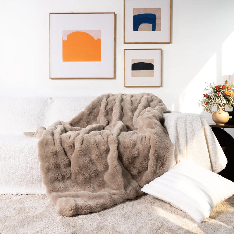 Fluffy faux fur blanket – Soft plaid throw for all seasons 