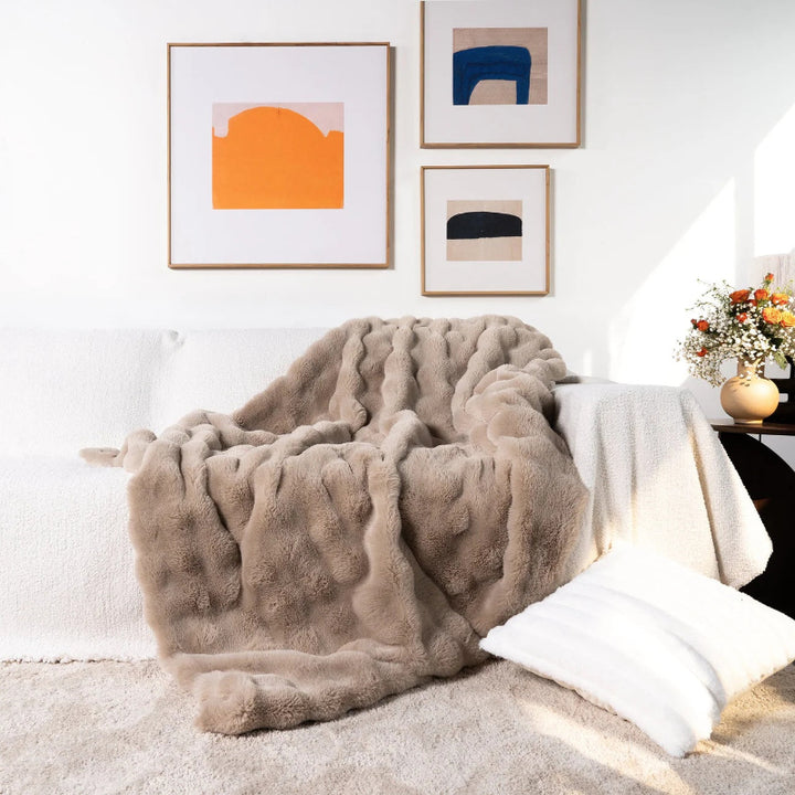 Fluffy faux fur blanket – Soft plaid throw for all seasons 