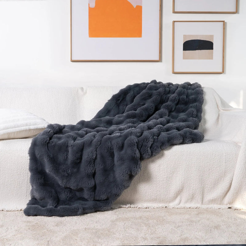 Fluffy faux fur blanket – Soft plaid throw for all seasons 