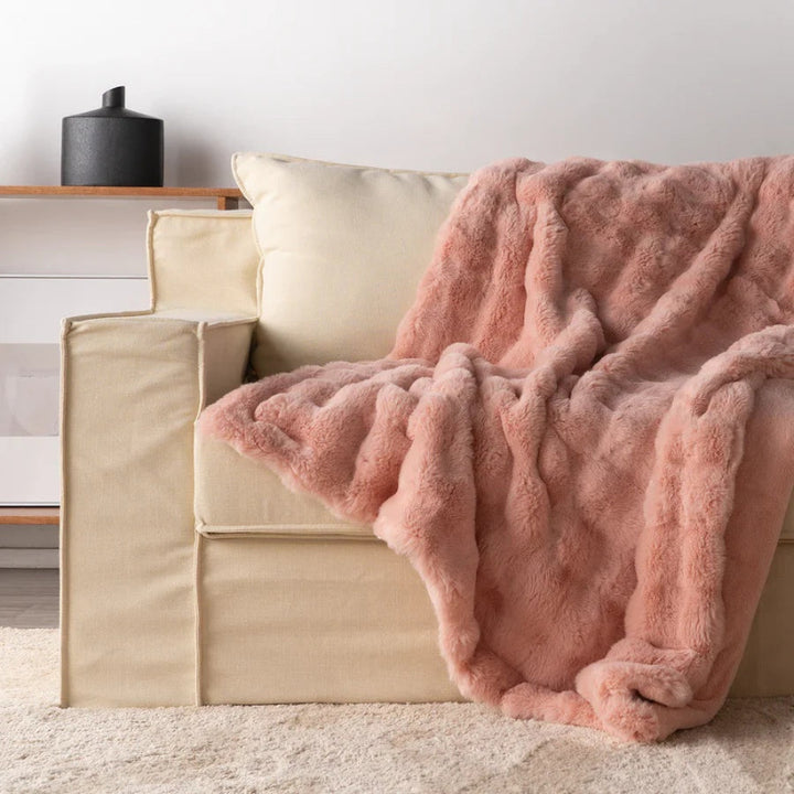 Fluffy faux fur blanket – Soft plaid throw for all seasons 