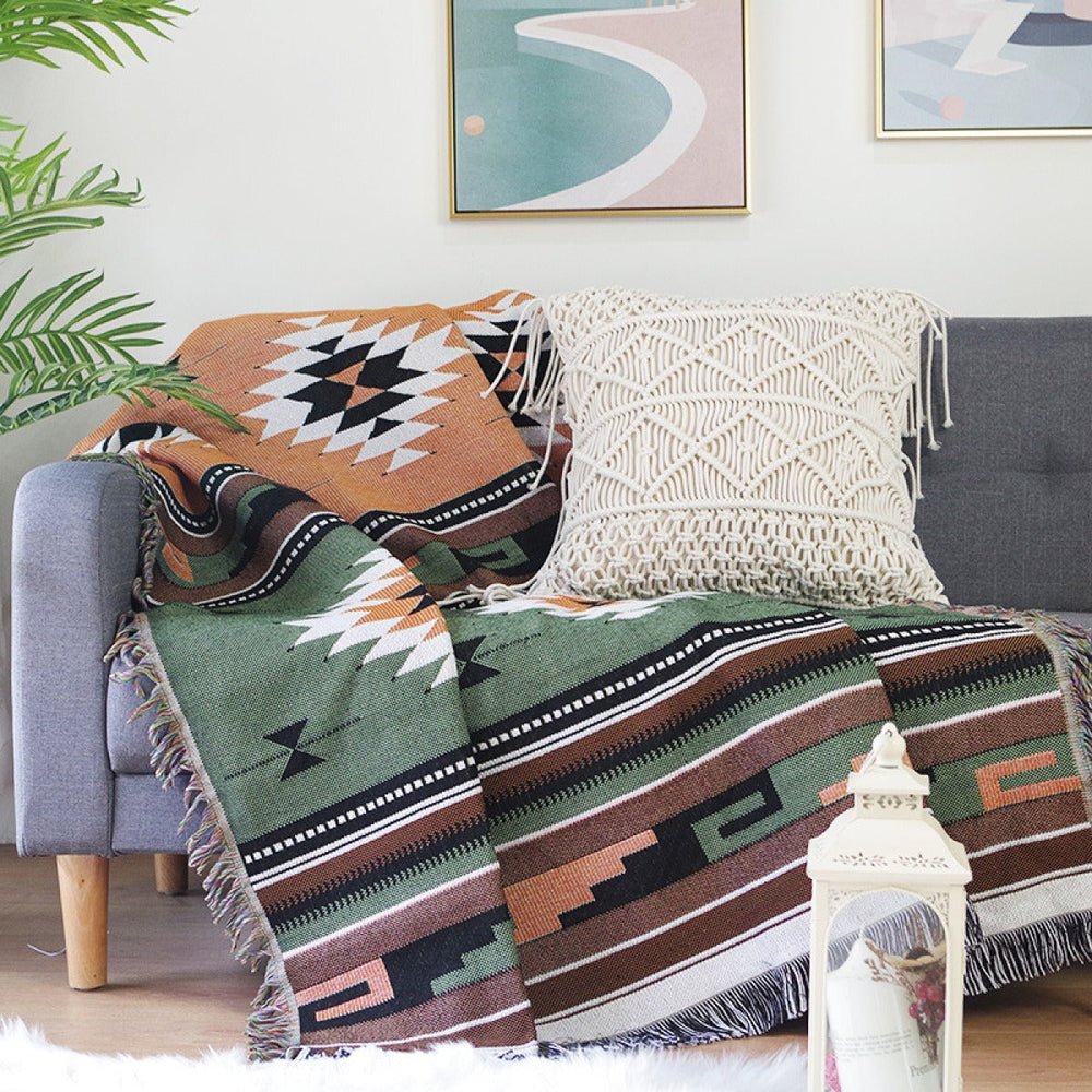 Nahaufnahme der Sofadecke aus Polyester mit Boho-Muster und weicher Struktur