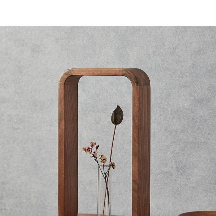 Leere Glasröhren-Vase mit Holzrahmen als schlichte Deko für Wohnraum oder Büro