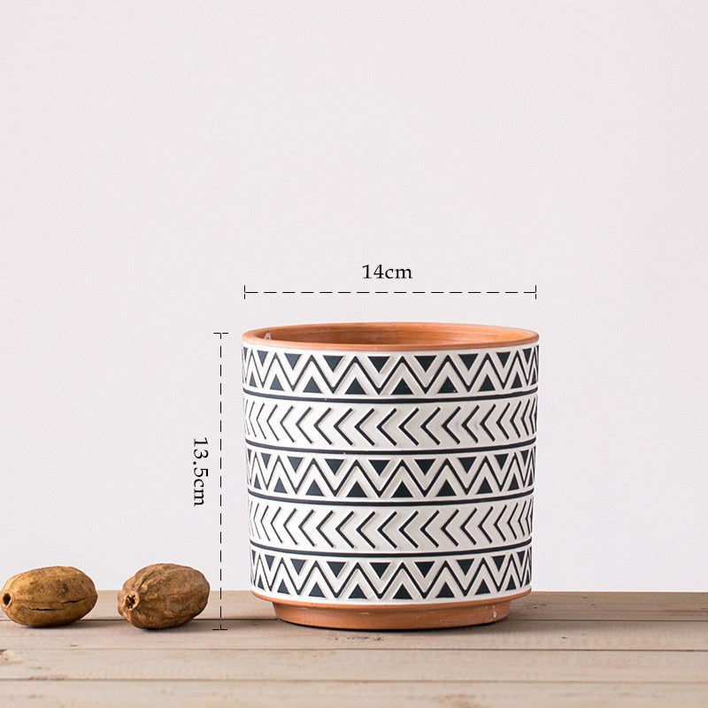 Dekorative Keramikvase im skandinavischen Design aufgestellt