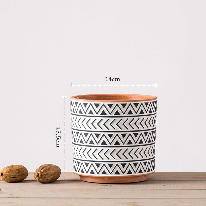 Dekorative Keramikvase im skandinavischen Design aufgestellt