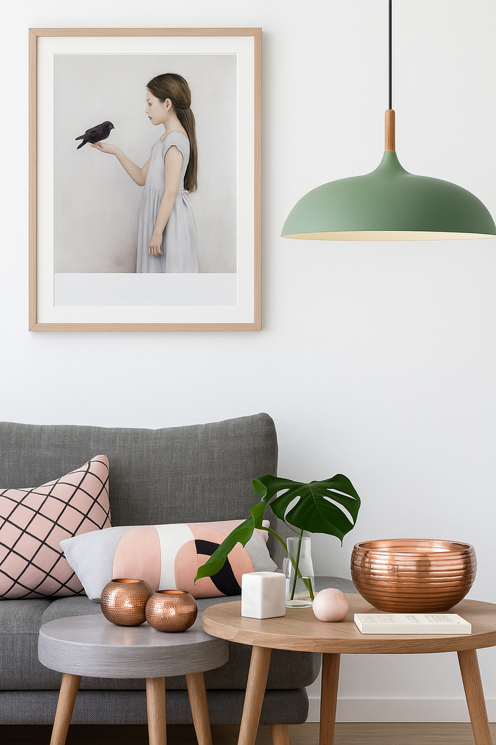 Pendelleuchten aus Metall und Holz in sanften Pastellfarben