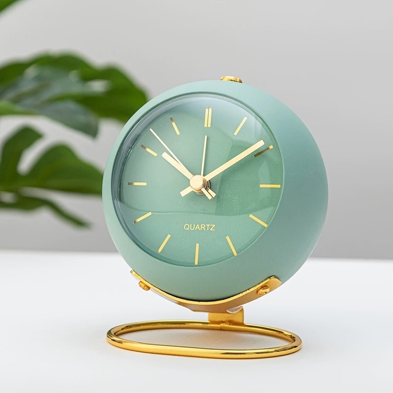 Silent retro metal alarm clock with night light – Compact &amp; Stylish