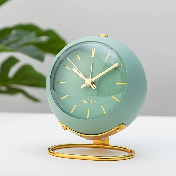 Silent retro metal alarm clock with night light – Compact &amp; Stylish