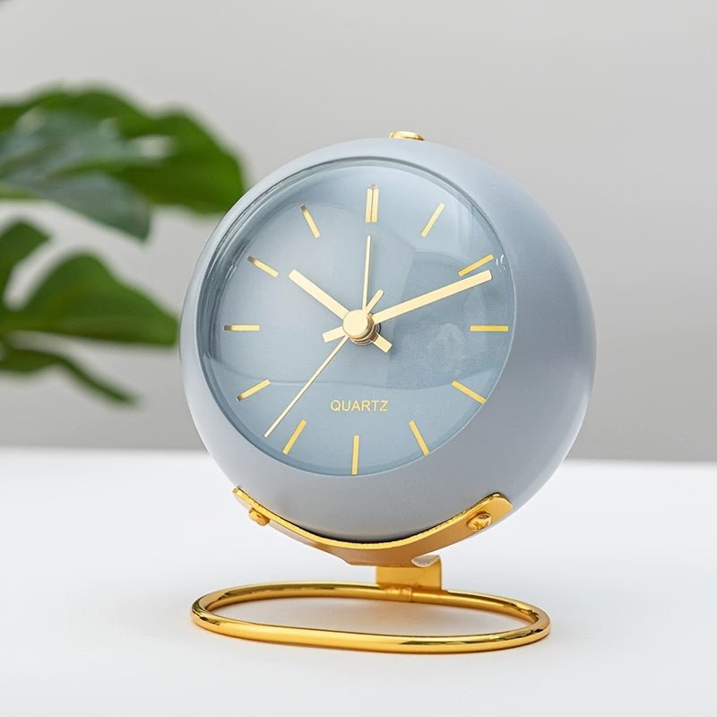 Silent retro metal alarm clock with night light – Compact &amp; Stylish
