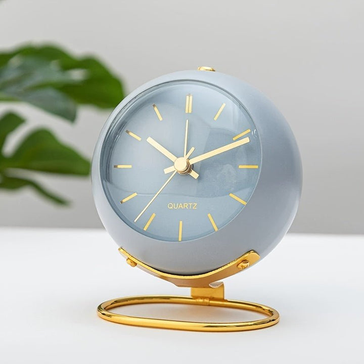 Silent retro metal alarm clock with night light – Compact &amp; Stylish