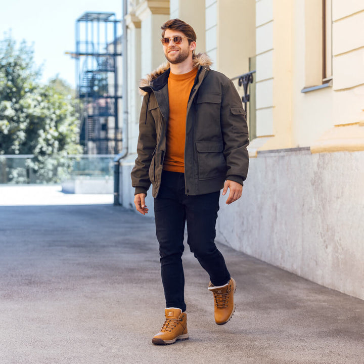 Men's hiking boots with weatherproof design 