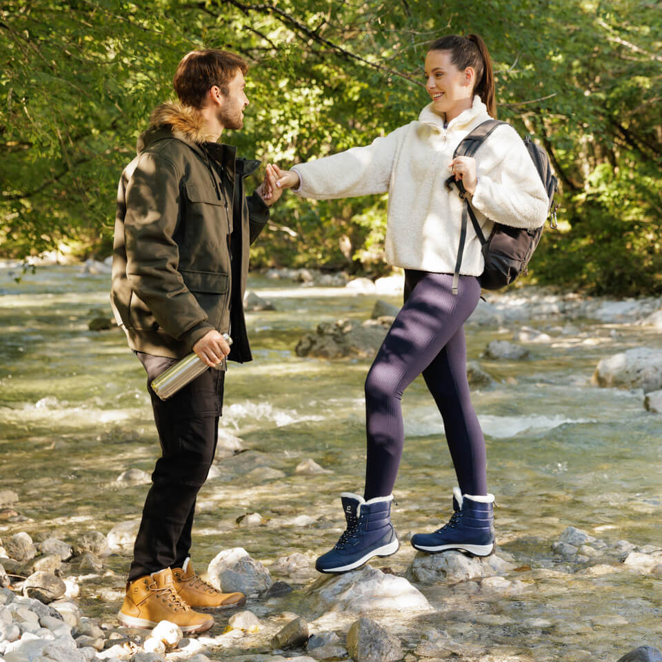 Men's hiking boots with weatherproof design 