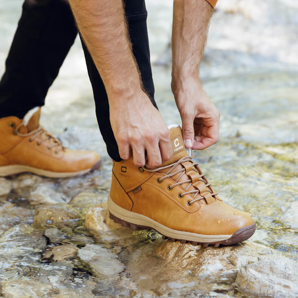 Men's hiking boots with weatherproof design 