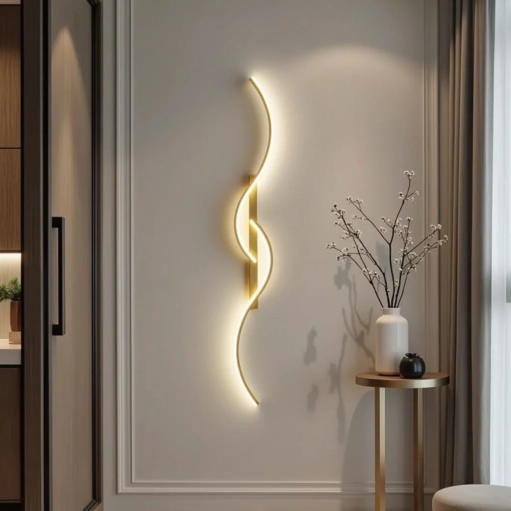Modern wave LED wall light – dimmable &amp; stylish in gold/black