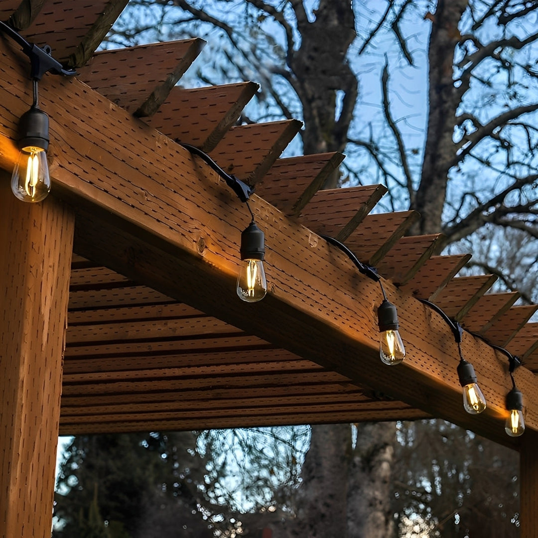 Leuchtende LED Lichterkette für Garten und Hof
