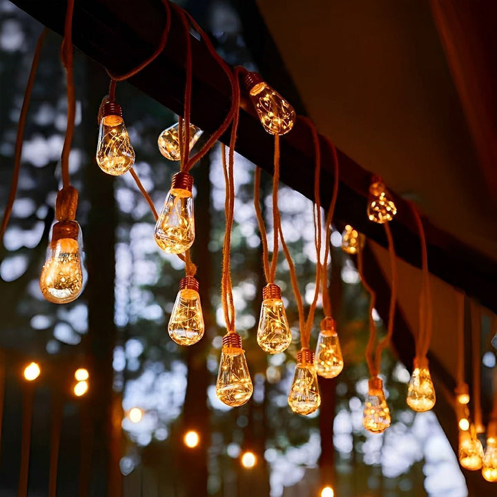 LED-Solar-Lichterkette für Balkon und Garten bei Abendstimmung