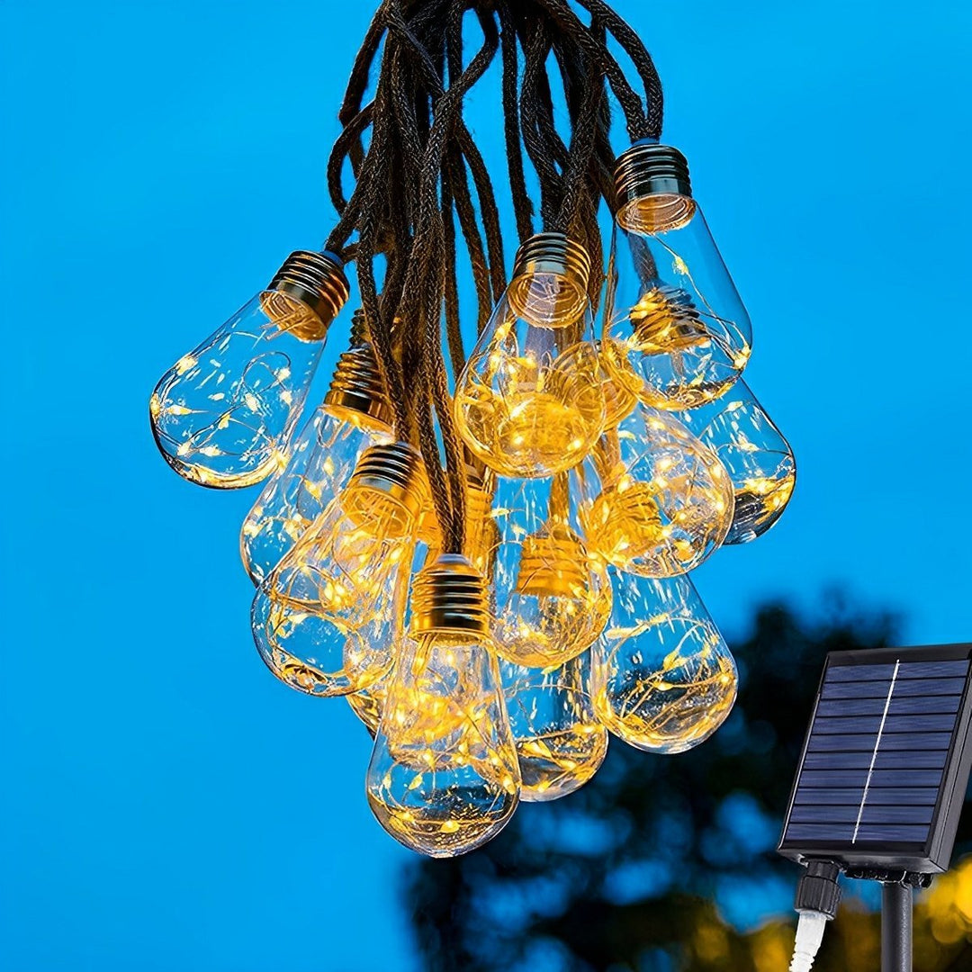 7,5 m lange Solar-Lichterkette für außen an einem Zaun befestigt