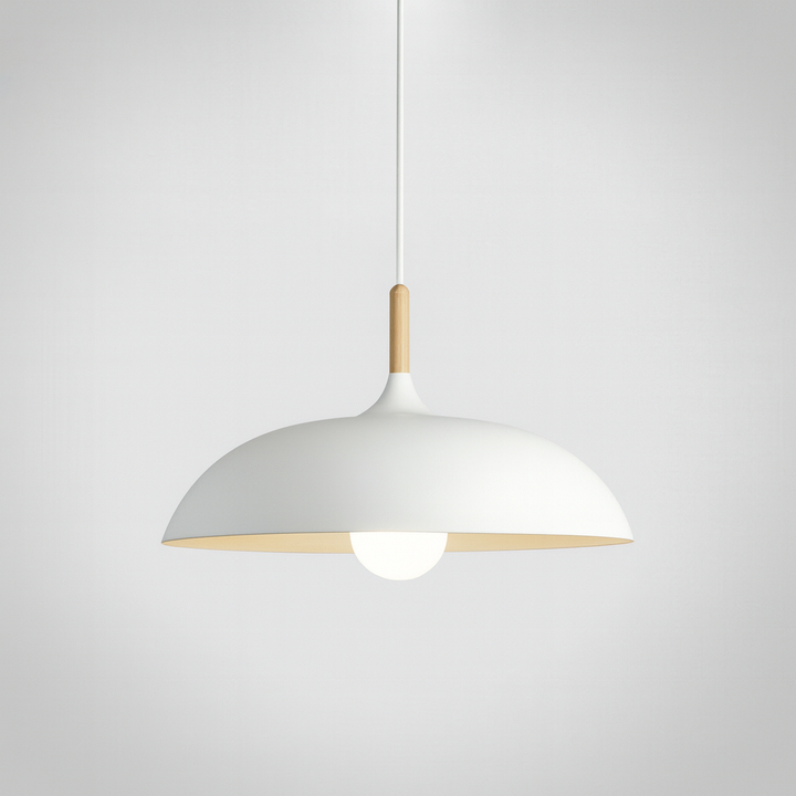 Pendelleuchten aus Metall und Holz in sanften Pastellfarben