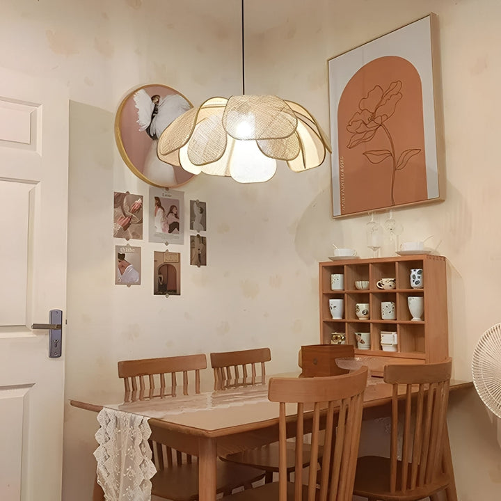 Rattan Hängelampe – Handgefertigtes Blüten-Design für stilvolle Räume